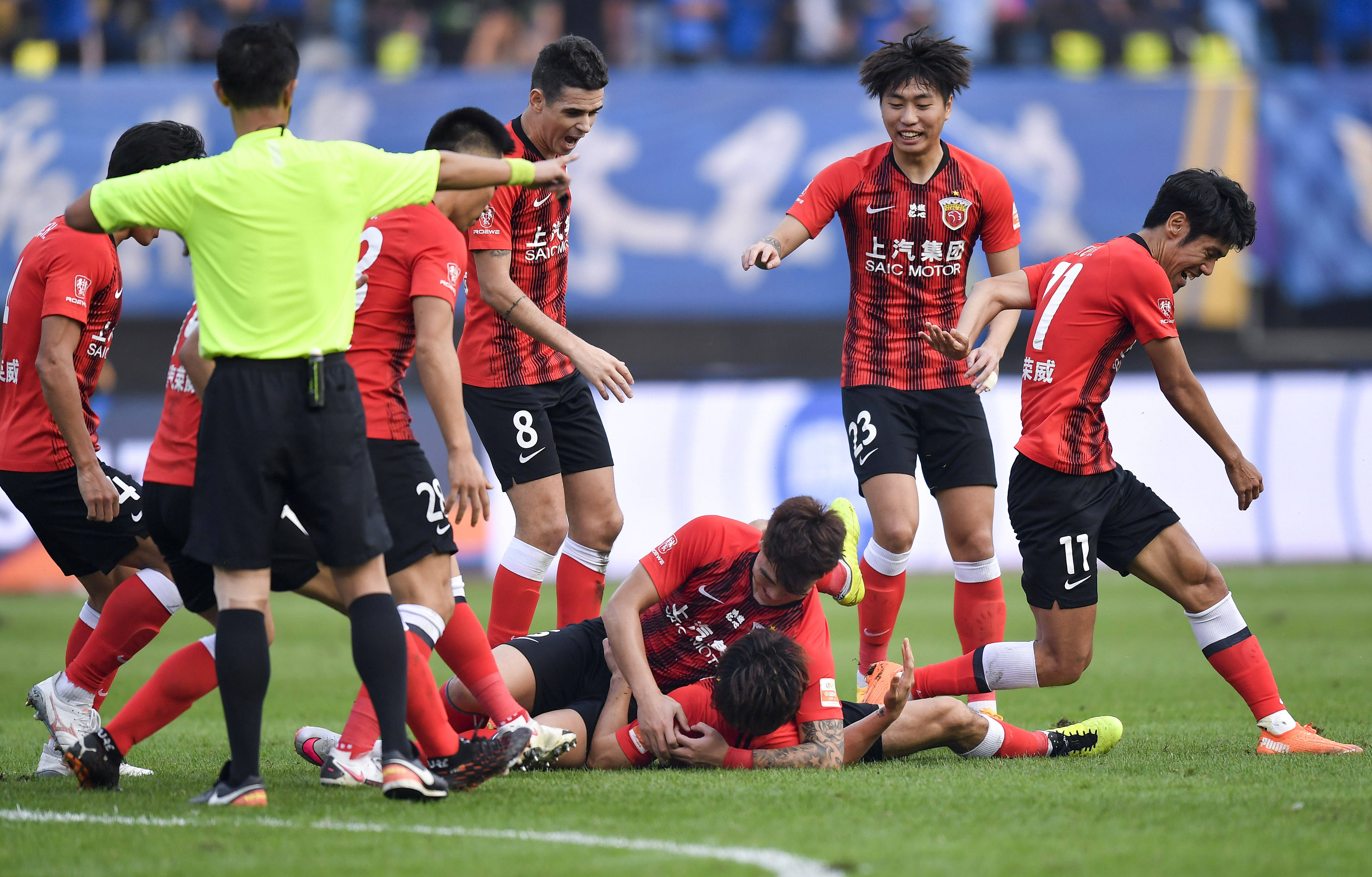 出浓厚的兴 出浓厚的兴